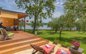 Beach house IVE with jacuzzi, children's playground and barbecue in an olive grove with a beach, Pomer - Istria